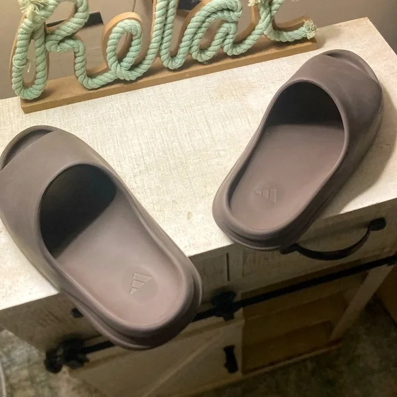 Yeezy | Shoes | Yeezy Slides Earth Brown With Box Dm For A  display picture 2